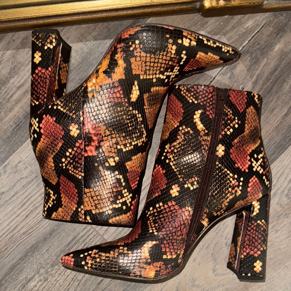 Steve Madden Black and Brown Heeled Boots - Picture 4 of 5